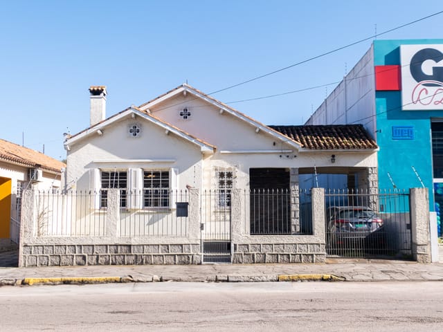 Foto do Casa - Ampla casa à venda na Zona Norte de Pelotas com 301m², 3 quartos (1 suíte), piscina, lareira, jardim de inverno e espaço gourmet. Ideal para a família! | UP Imóveis