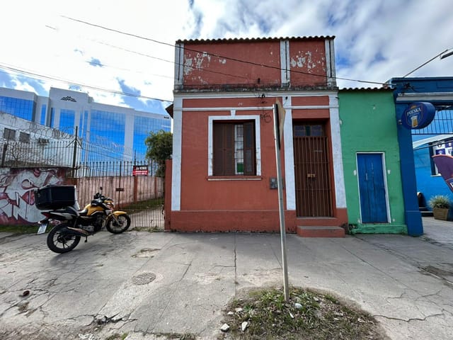 Casa com 470m² 3 quartos e 2 banheiros, à venda, no bairro Três Vendas em Pelotas