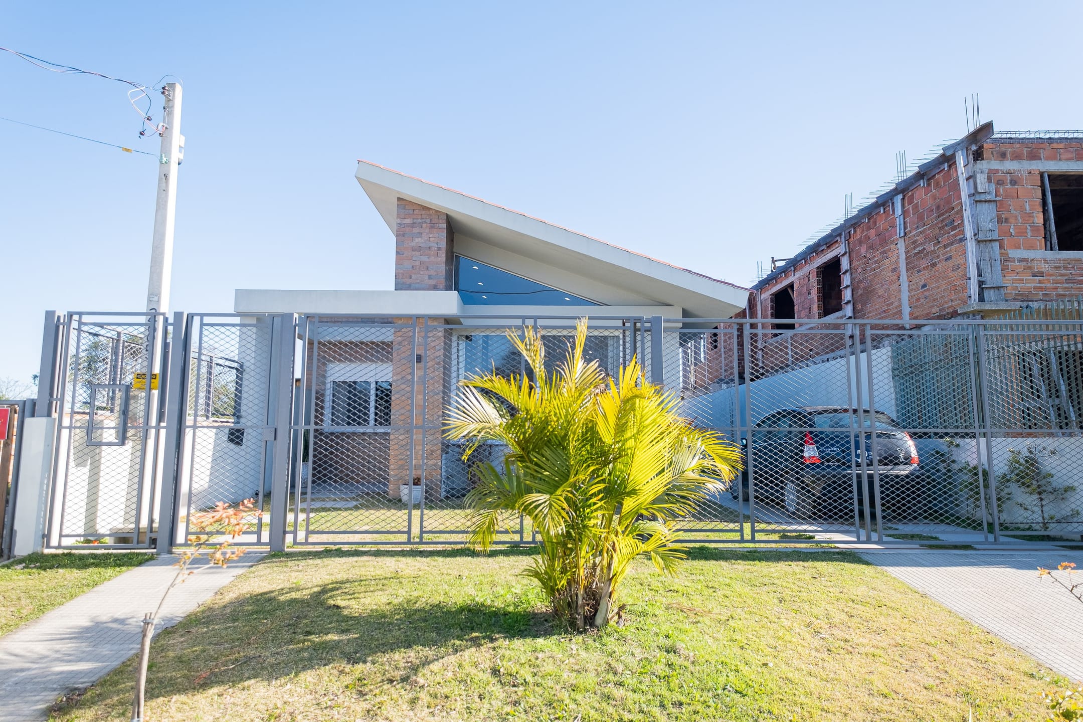 Casa térrea no Laranjal com 140 m² em terreno de 10x30 m. 2 quartos (1 suíte), lareira, piscina, área gourmet e construção recente, fora da área de enchente.
