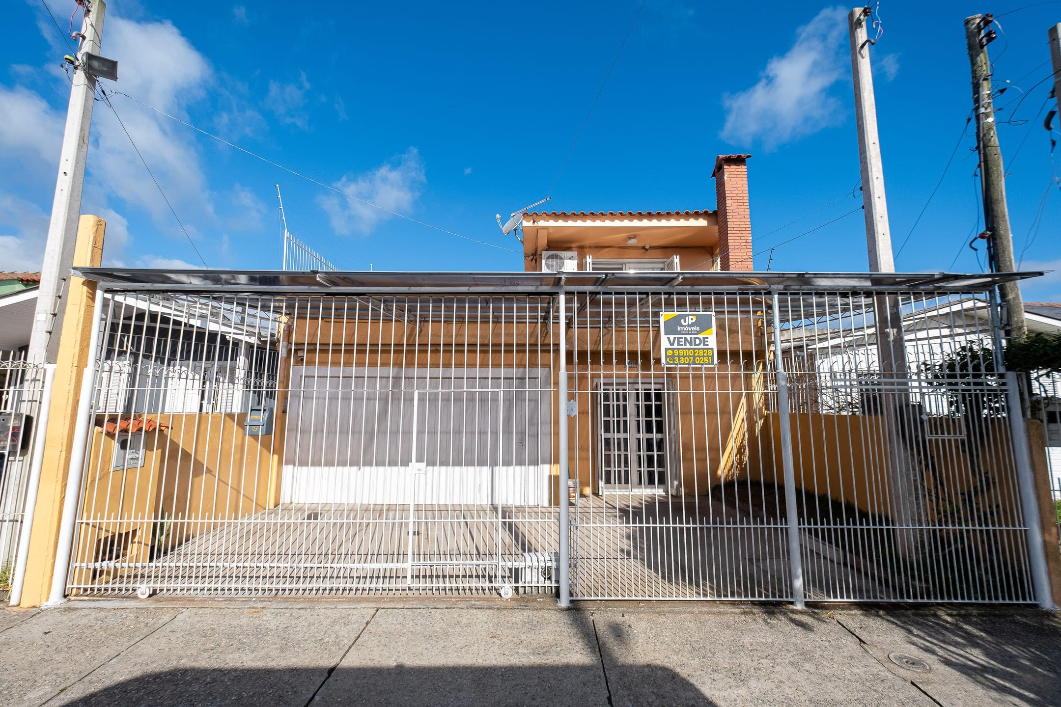 Casa no Umuarama com 213 m², 4 quartos (1 térreo), espaço gourmet, lareira, churrasqueira, planejados, 2 vagas e ótimo espaço para a família!