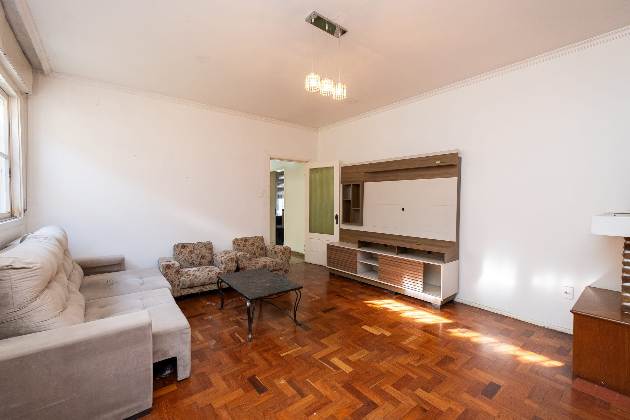 Casa à venda no Centro de Pelotas: 400 m², 4 quartos (1 suíte), lareira, área gourmet, piscina e fácil acesso à Dom Joaquim.
