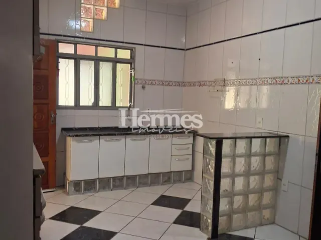 Casa com 300m² 3 quartos e 2 banheiros, para alugar, no bairro Santa Cecília em Paulínia