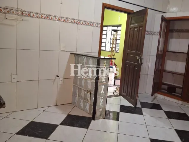 Casa com 300m² 3 quartos e 2 banheiros, para alugar, no bairro Santa Cecília em Paulínia