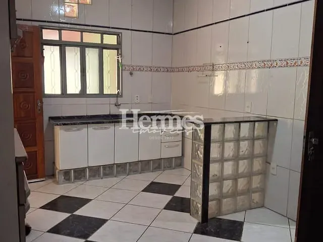 Casa com 300m² 3 quartos e 2 banheiros, para alugar, no bairro Santa Cecília em Paulínia