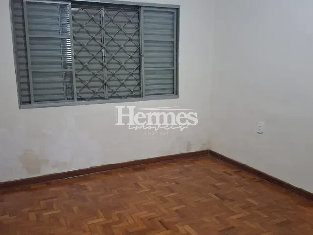 Casa com 300m² 3 quartos e 2 banheiros, para alugar, no bairro Santa Cecília em Paulínia