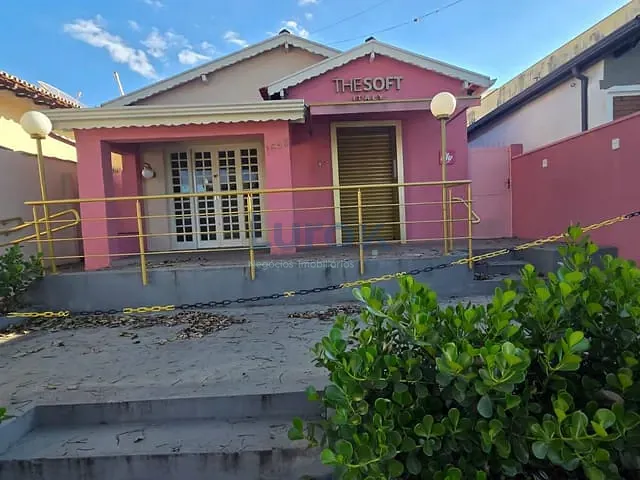 Casa com 270m², para alugar, no bairro Vila Embare em Valinhos