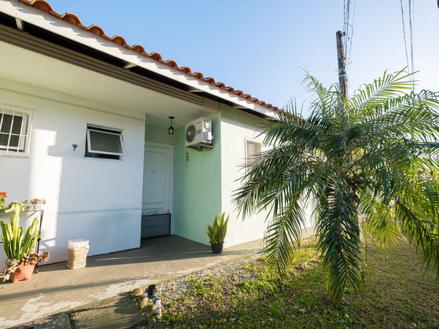 Foto do Casa - Casa á venda no Moradas Pelotas 1! 2 quartos, lareira charmosa, vaga e ótima posição na alameda. Conforto, privacidade e praticidade em um só lugar! | UP Imóveis