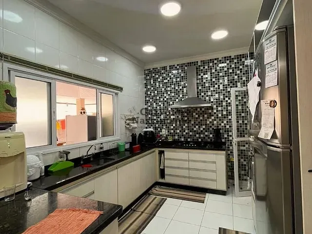 Casa com 430m² 4 quartos e 4 banheiros, à venda ou para alugar, no bairro Vila Branca em Jacareí