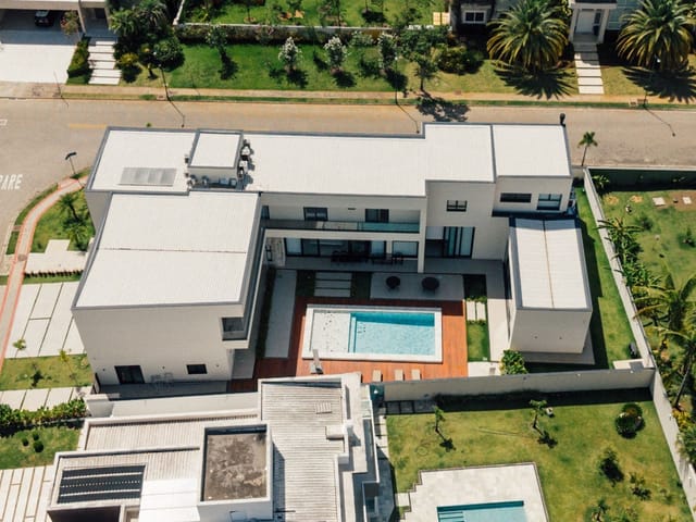 Casa com 1269m² 6 quartos e 8 banheiros, à venda ou para alugar, no bairro Condomínio Chácara Serimbura em São José dos Campos