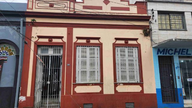 Casa com 210m² 4 quartos e 2 banheiros, à venda, no bairro Centro em Pelotas