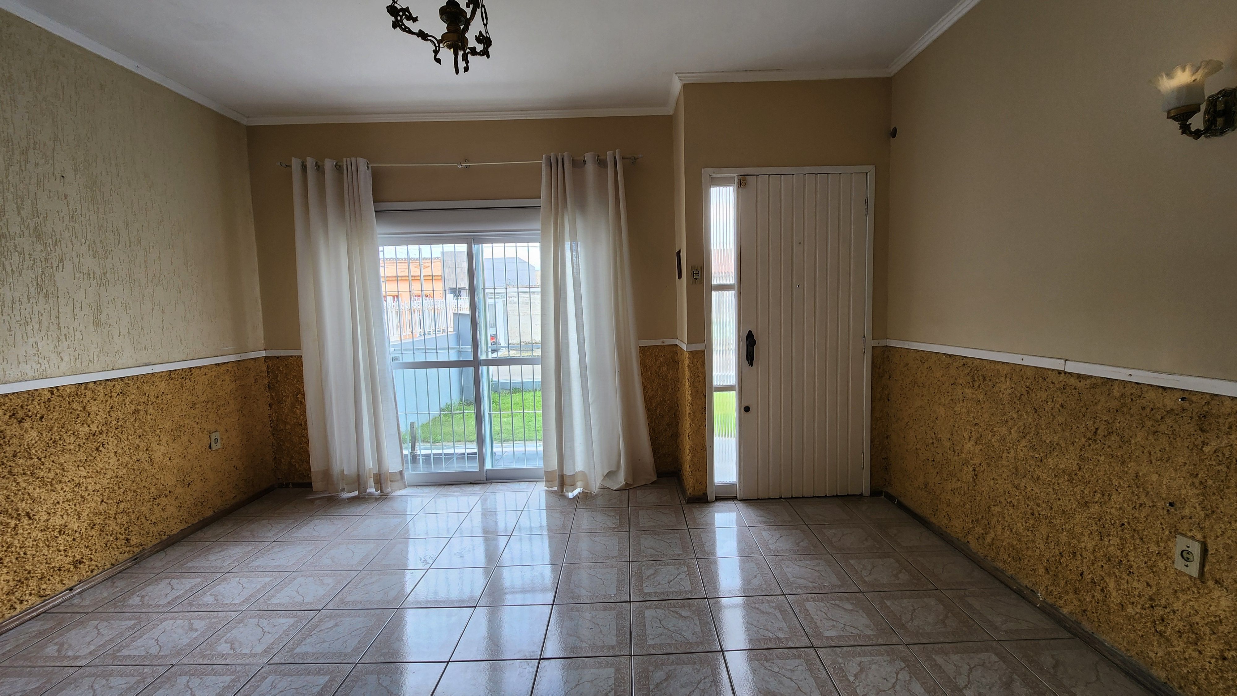 Casa à venda no centro de Pelotas: 261m² com 3 quartos (1 suíte), sala, cozinha, vaga, pátio amplo e anexo ao fundo. Próxima à Santa Casa.