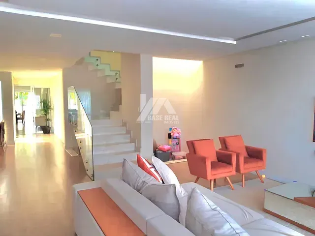 Casa com 350m² 4 quartos e 5 banheiros, à venda, no bairro Colônia Dona Luíza em Ponta Grossa