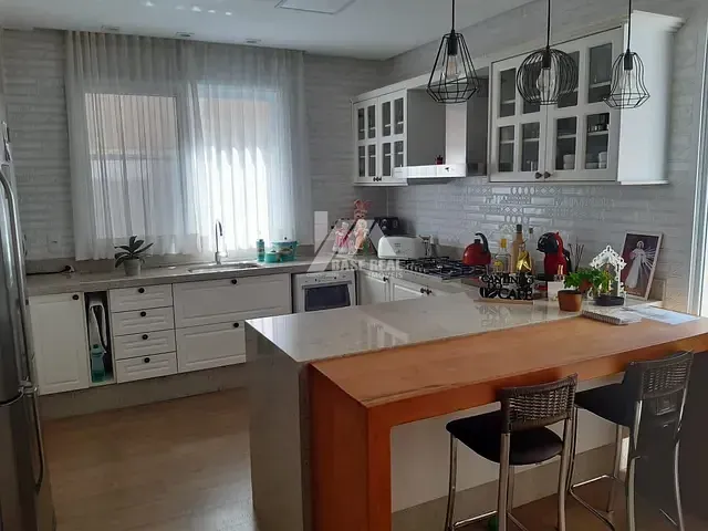 Casa com 350m² 4 quartos e 5 banheiros, à venda, no bairro Colônia Dona Luíza em Ponta Grossa