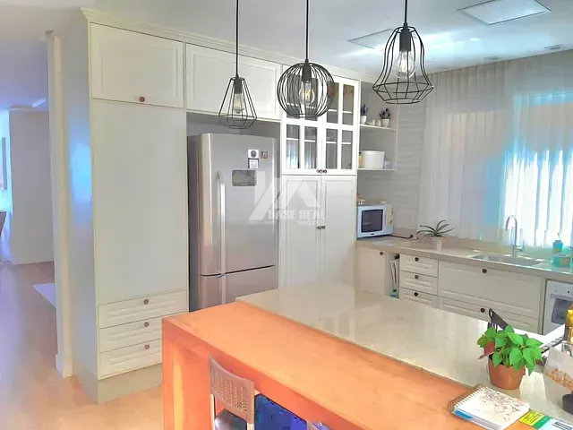 Casa com 350m² 4 quartos e 5 banheiros, à venda, no bairro Colônia Dona Luíza em Ponta Grossa