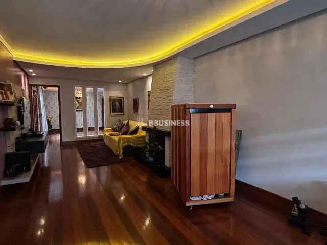 Casa 3 quartos e 3 banheiros, à venda, no bairro Pio X em Caxias do Sul