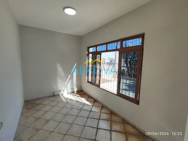 Casa com 275m² 4 quartos e 3 banheiros, à venda ou para alugar, no bairro Jardim Portugal em São José dos Campos