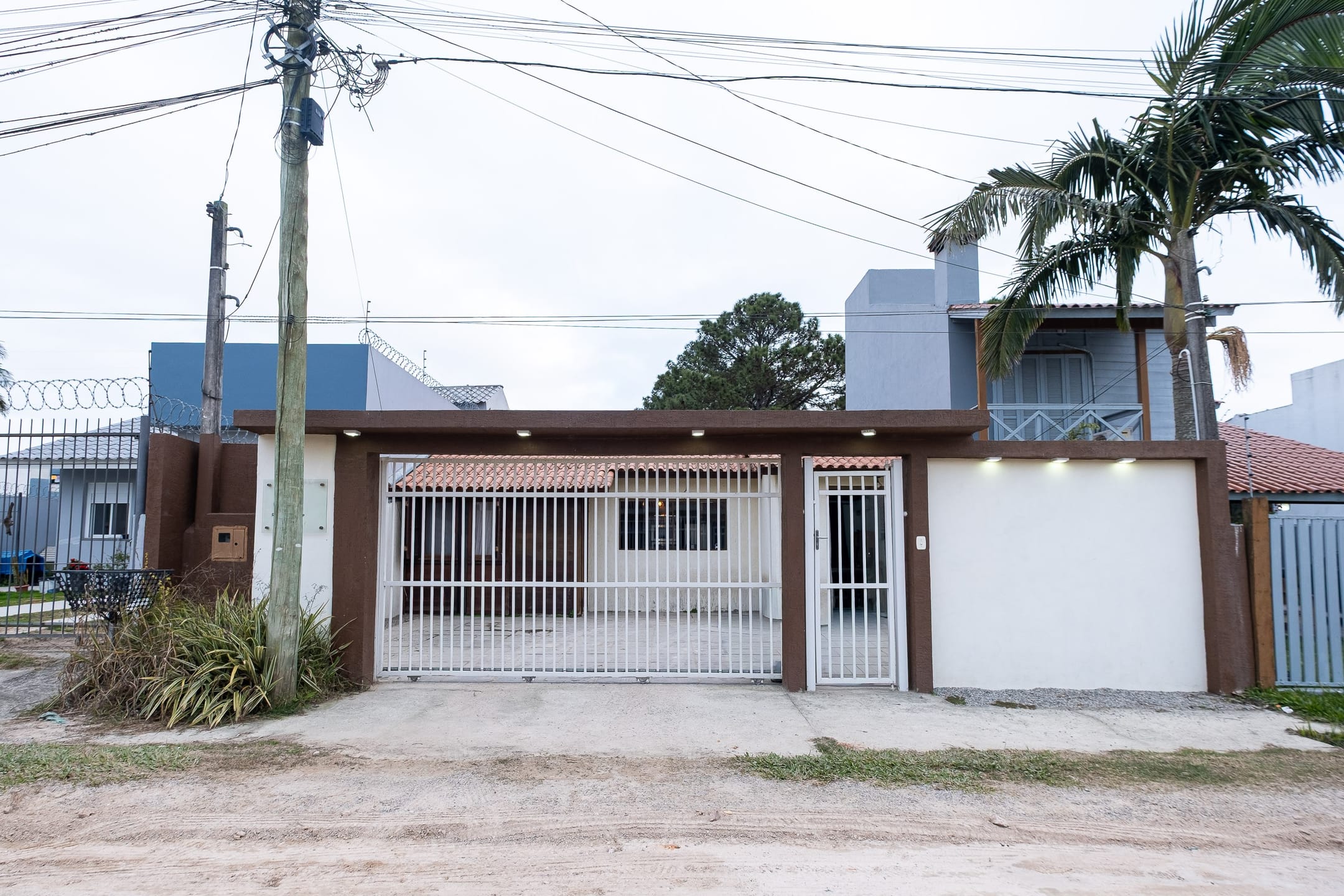 Casa à venda no Recanto de Portugal com 120 m²: 3 quartos, 2 banheiros, sala ampla, cozinha planejada, lareira, churrasqueira, piscina e 2 vagas de garagem.