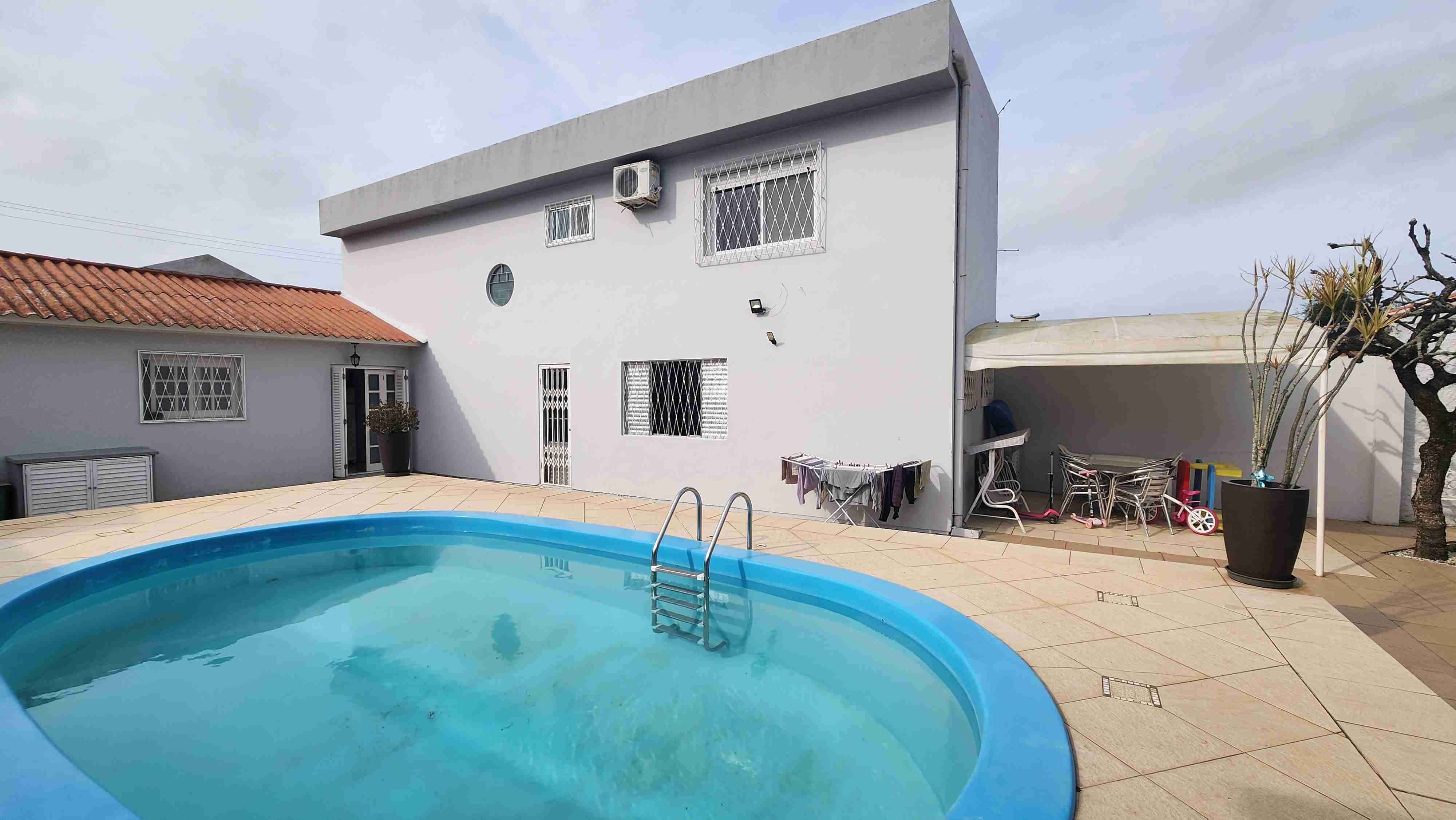 Casa à venda no Laranjal, 220m², 4 quartos, 3 banheiros, sala ampla, lareira, espaço gourmet com churrasqueira e piscina. A poucos metros da praia!