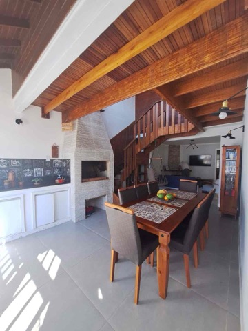Casa com 330m² 5 quartos e 3 banheiros, à venda, no bairro Laranjal em Pelotas