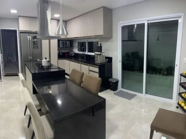Casa com 320m² 3 quartos e 4 banheiros, à venda, no bairro Jardim Elvira em Osasco