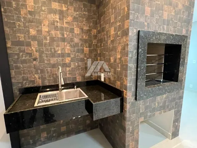 Casa 3 quartos e 4 banheiros, à venda, no bairro Contorno em Ponta Grossa