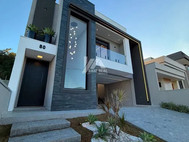 Casa com 260m² 3 quartos e 5 banheiros, à venda, no bairro Contorno em Ponta Grossa