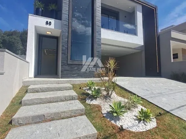 Casa com 260m² 3 quartos e 5 banheiros, à venda, no bairro Contorno em Ponta Grossa