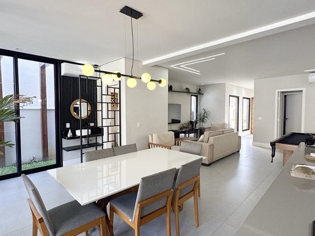 Casa com 252m² 4 quartos e 5 banheiros, à venda, no bairro Urbanova em São José dos Campos