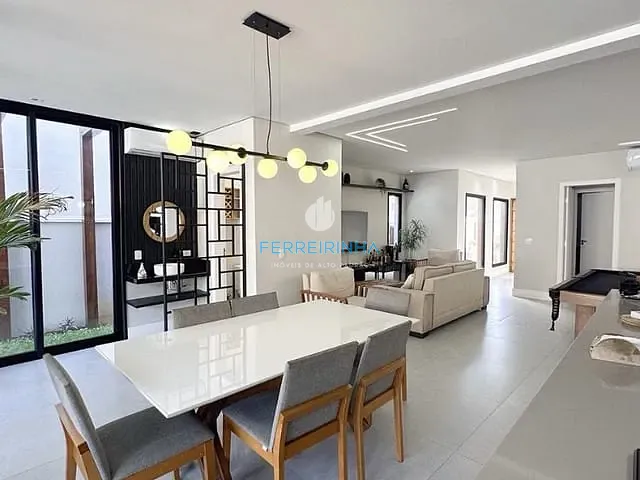 Casa com 252m² 4 quartos e 5 banheiros, à venda, no bairro Urbanova em São José dos Campos