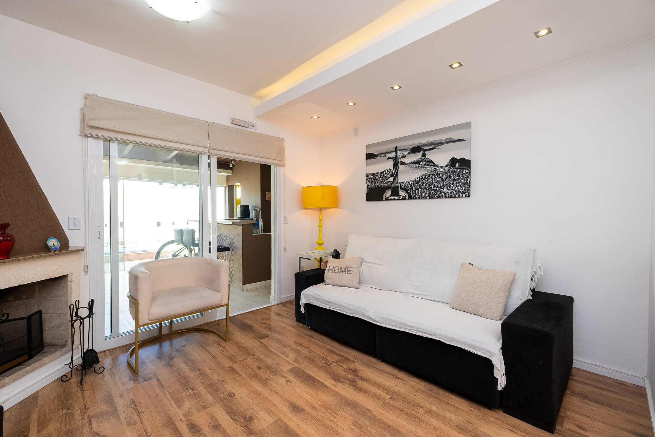 Casa à venda no Loteamento G Gotuzzo, 3 quartos (1 suíte), 2 salas, 4 banheiros, piscina, lareira, espaço gourmet e 2 vagas de garagem.
