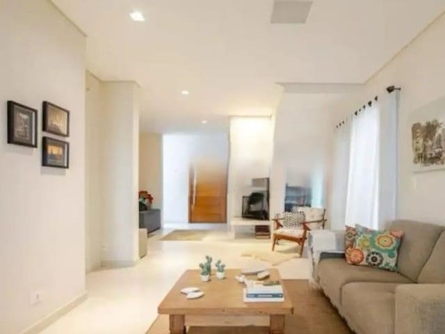 Casa com 250m² 3 quartos e 3 banheiros, para alugar, no bairro Urbanova em São José dos Campos