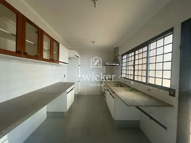 Sobrado com 298m² 3 quartos e 4 banheiros, à venda ou para alugar, no bairro Vila São João da Boa Vista em Bauru