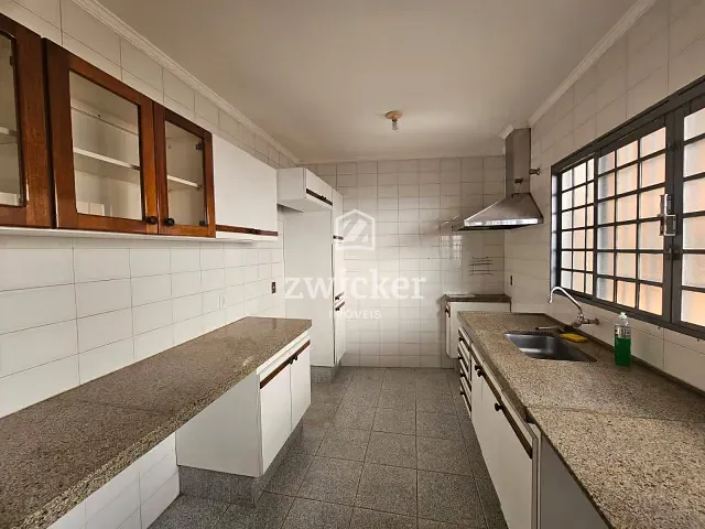Sobrado com 298m² 3 quartos e 4 banheiros, à venda ou para alugar, no bairro Vila São João da Boa Vista em Bauru