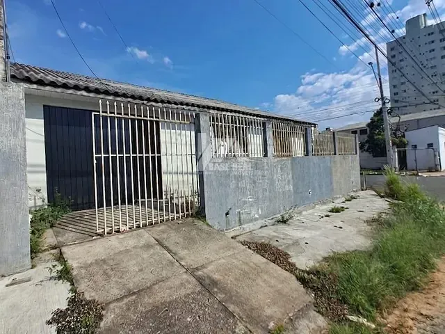 Casa 4 quartos e 2 banheiros, à venda, no bairro Centro em Ponta Grossa