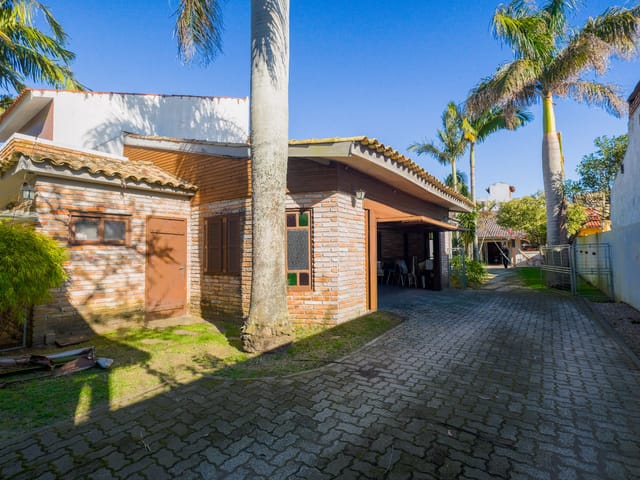 Piscina privativa, forno a lenha e amplo terreno: Casa à venda no Laranjal em Pelotas pronta para construir sobrado.