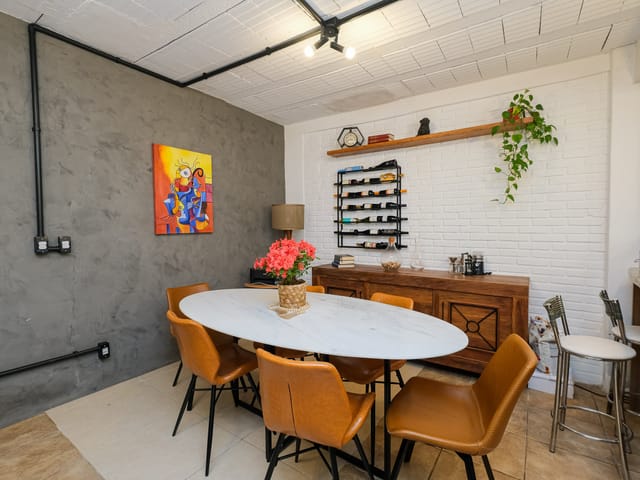 Ofurô, forno a lenha e amplo terreno: Casa à venda no Laranjal em Pelotas pronta para construir sobrado.