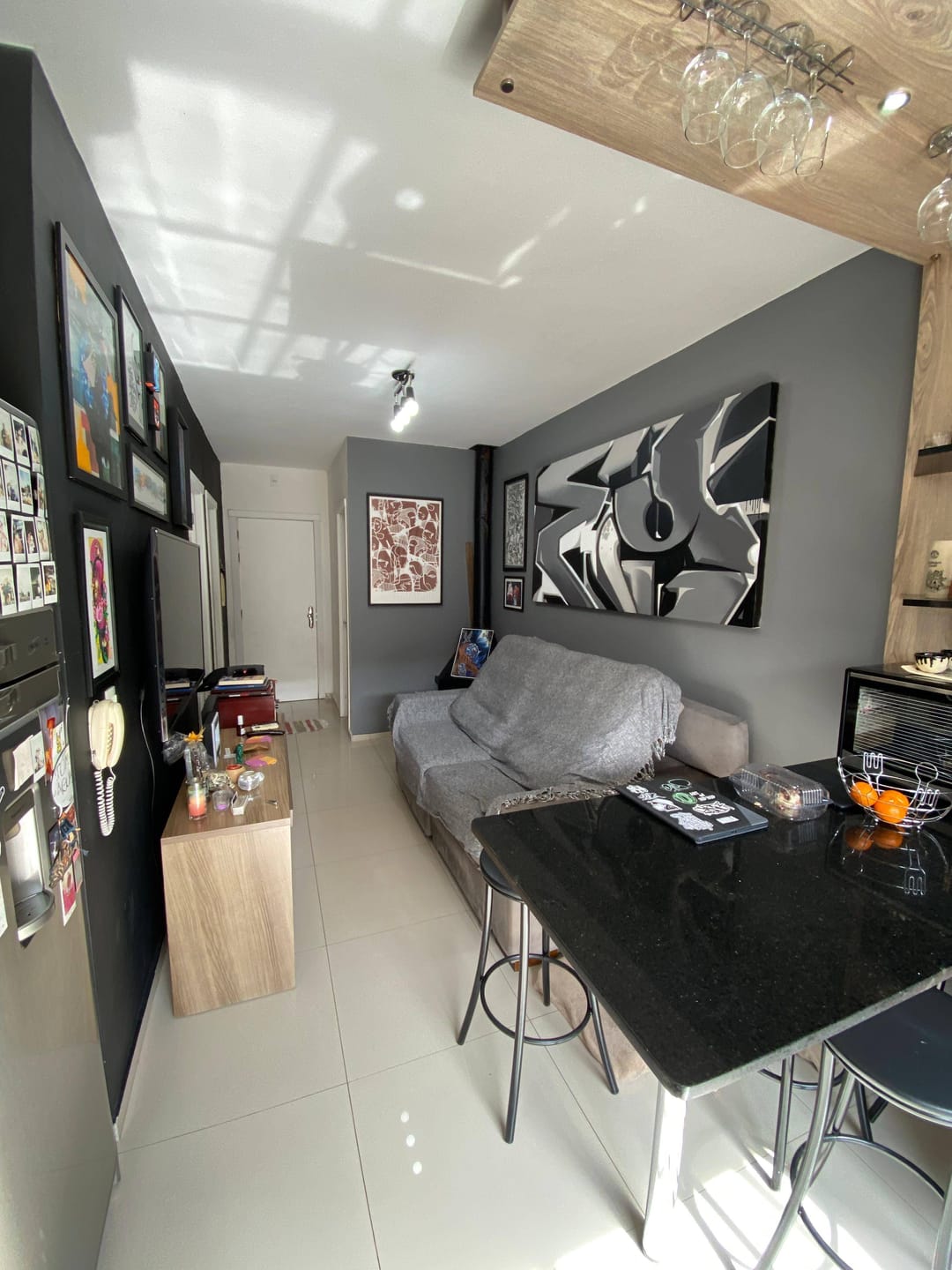 Casa semi mobiliada à venda no Moradas Pelotas 2: 52 m², 2 quartos, móveis sob medida, lareira e ótima posição solar.