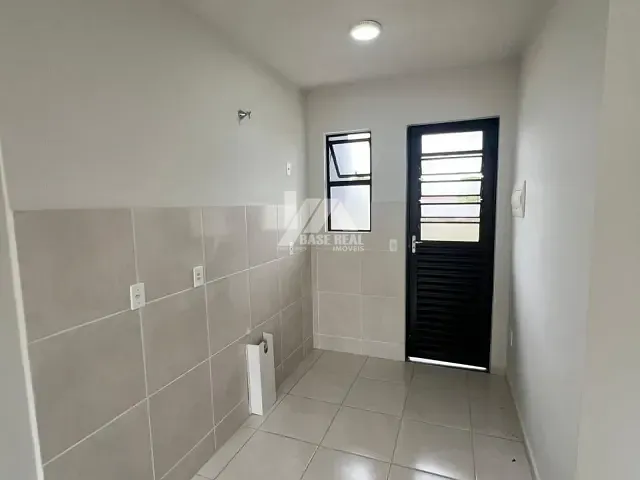 Casa 2 quartos e 1 banheiro, à venda, no bairro Uvaranas em Ponta Grossa