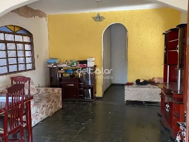 Casa com 360m² 3 quartos e 1 banheiro, à venda, no bairro Guarani em Belo Horizonte