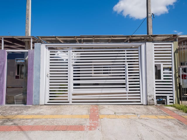 Casa com 150m² 2 quartos e 2 banheiros, à venda, no bairro Três Vendas em Pelotas