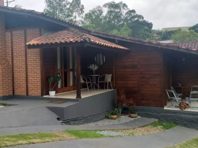 Casa com 600m² 3 quartos e 1 banheiro, à venda, no bairro Caiapia em Cotia