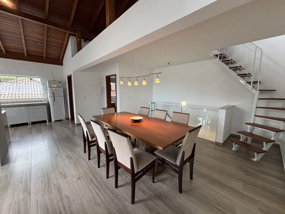 Casa para venda em Sambaqui com 4 quartos, sendo 3 suítes, 227m²