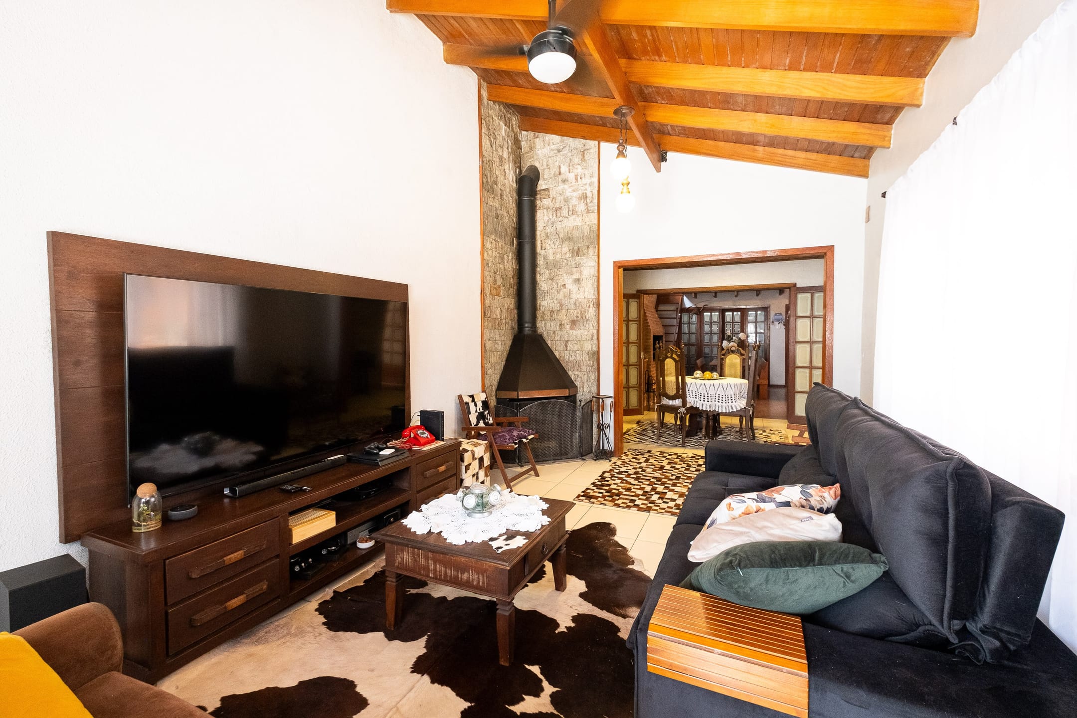 Casa à venda no Fragata, Pelotas – 190 m², 3 quartos, área gourmet com 2 churrasqueiras e piscina, mezanino e lareira.