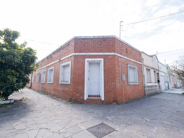 Foto do Casa - Casa de Esquina com 4 Quartos, 2 Banheiros e Garagem Fechada – Excelente Oportunidade de Venda ou Locação | UP Imóveis