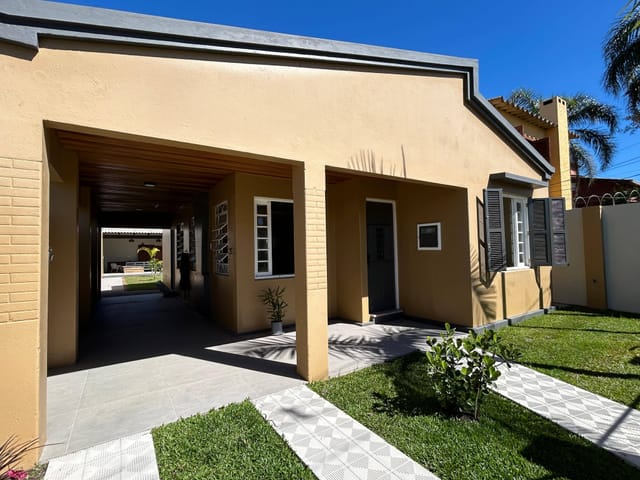 Casa com 300m² 2 quartos e 1 banheiro, à venda, no bairro Laranjal em Pelotas
