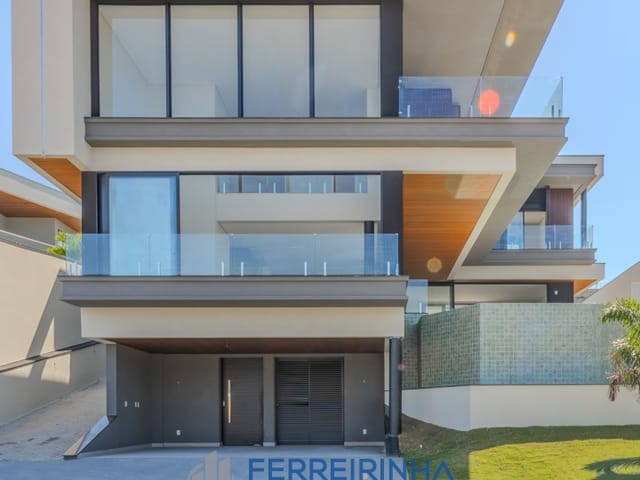 Casa com 702m² 6 quartos e 3 banheiros, à venda, no bairro Urbanova em São José dos Campos