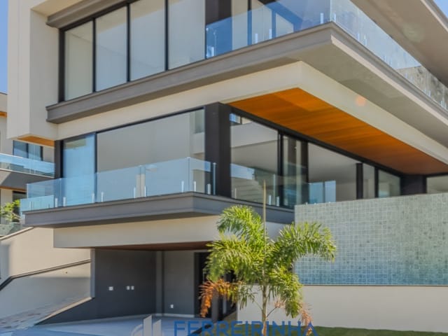 Casa com 702m² 6 quartos e 3 banheiros, à venda, no bairro Urbanova em São José dos Campos