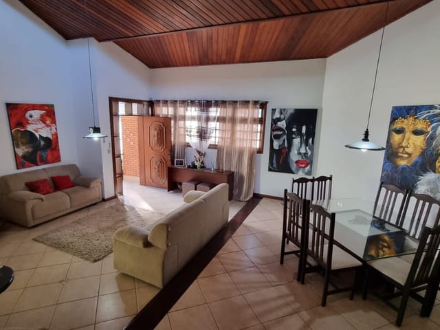 Casa com 632m² 4 quartos e 3 banheiros, à venda, no bairro Jardim Apolo em São José dos Campos