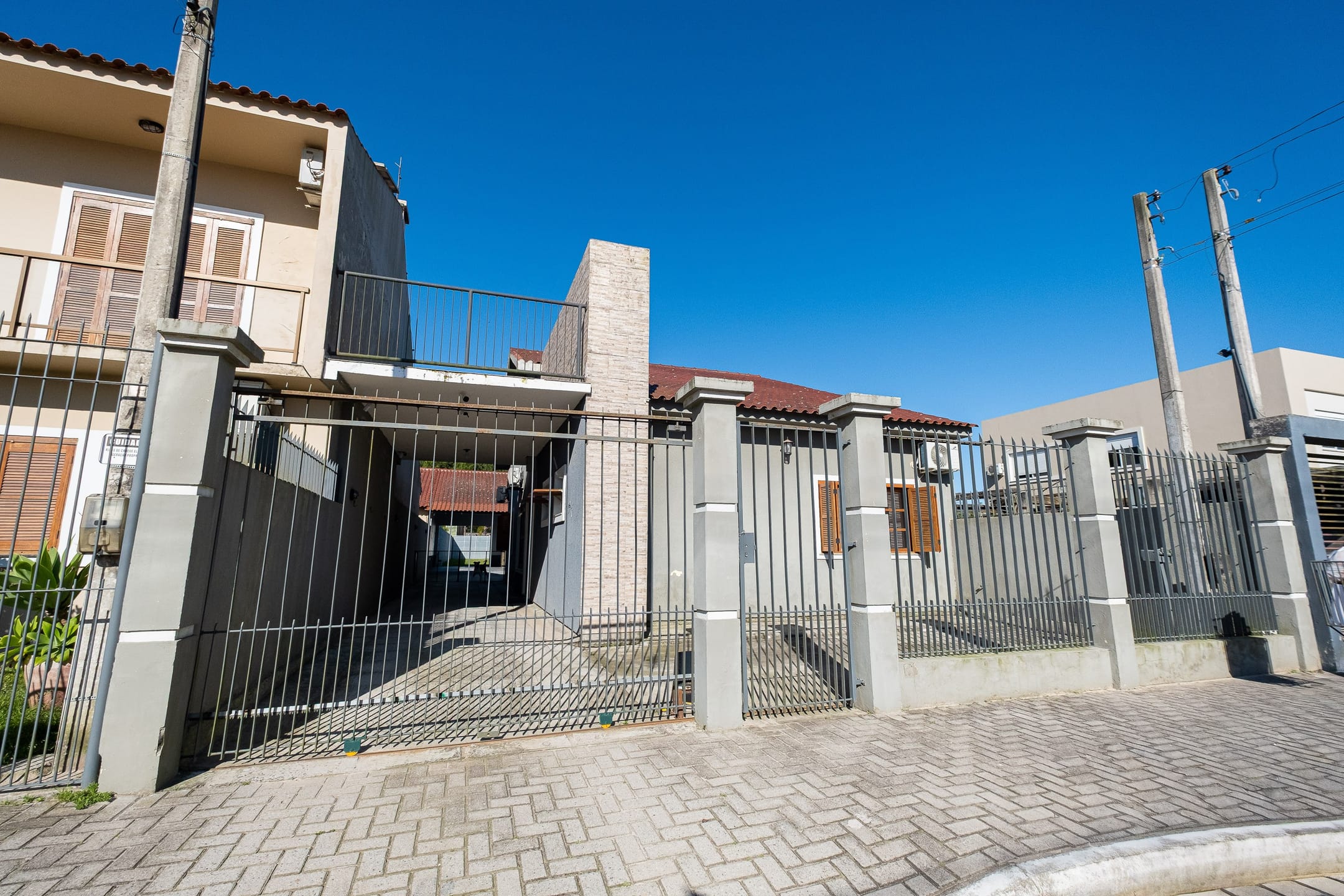 Casa à venda no Recanto de Portugal – 193m², 2 quartos (1 suíte), terraço, espaço amplo nos fundos e área gourmet com lareira e churrasqueira.