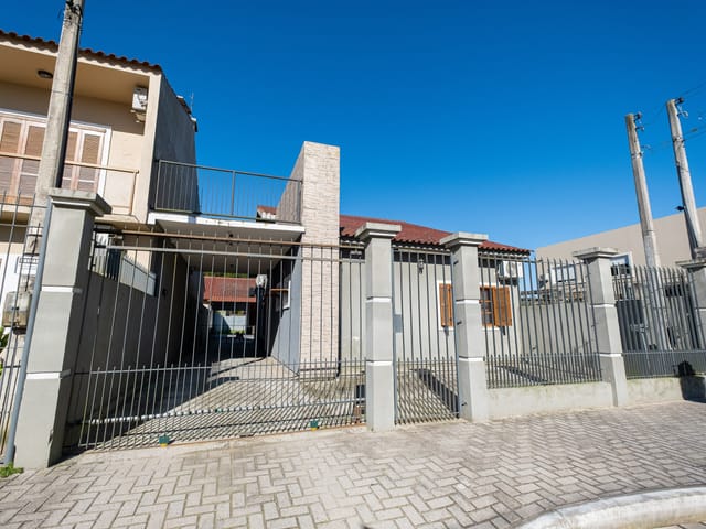 Casa 2 quartos e 3 banheiros, à venda, no bairro Recanto de Portugal em Pelotas